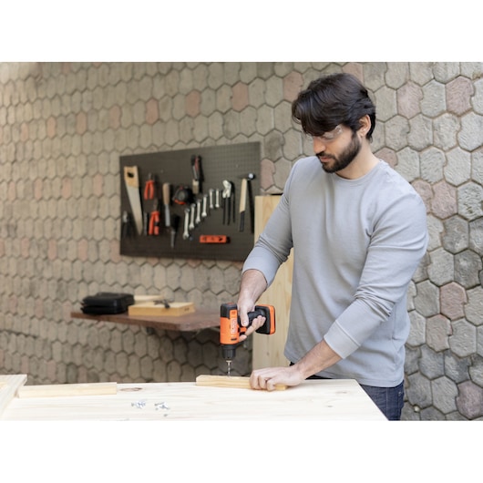 BLACK+DECKER screwdriver application with hand/person included