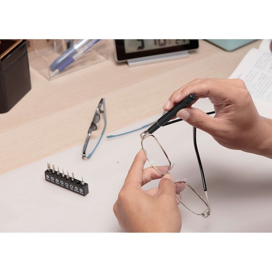 Atornillador inteligente 4V máx., ion-litio + 27 accesorios
